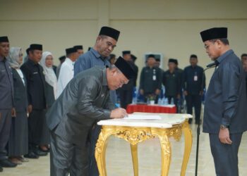 Foto : Tampak Bupati Boltara bersama pejabat teknis menandatangani SK Pelantikan