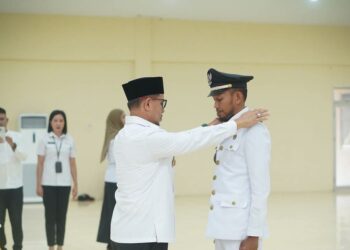 Foto : Bupati Boltara saat melakukan proses pelantikan kepada Sangadi Desa Kuala, Kecamatan Kaidipang