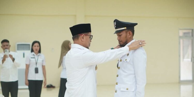 Foto : Bupati Boltara saat melakukan proses pelantikan kepada Sangadi Desa Kuala, Kecamatan Kaidipang