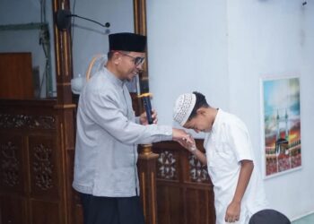 Foto : Momen Safari Ramadhan di Masjid Alkhairaat Dalapuli, saat Bupati Boltara bersama masyarakat di Desa Dalapuli