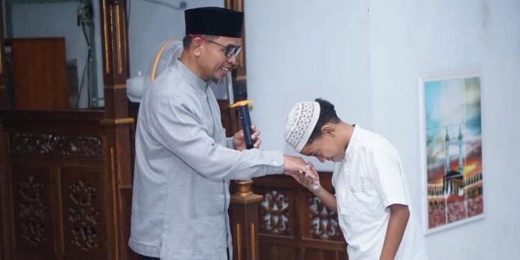 Foto : Momen Safari Ramadhan di Masjid Alkhairaat Dalapuli, saat Bupati Boltara bersama masyarakat di Desa Dalapuli