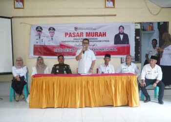 Foto : Bupati Boltara Sirajudin Lasena saat menyampaikan sambutan pada pelaksanaan Pasar Murah di Desa Inomunga