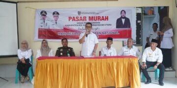 Foto : Bupati Boltara Sirajudin Lasena saat menyampaikan sambutan pada pelaksanaan Pasar Murah di Desa Inomunga