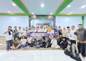 Foto : MD KAHMI Boltara usai melaksanakan Bukber dan Berbagi Sembako dengan Jamaah Masjid Jami' Bolangitang