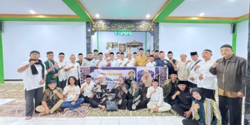 Foto : MD KAHMI Boltara usai melaksanakan Bukber dan Berbagi Sembako dengan Jamaah Masjid Jami' Bolangitang
