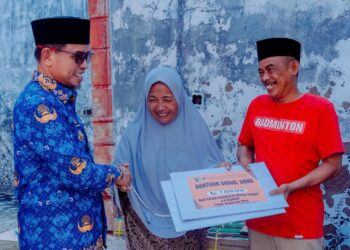 Foto : Bupati Boltara, Sirajudin Lasena, saat menyerahkan bantuan Pemda untuk korban kebakaran rumah di Desa Boroko Timur