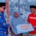 Foto : Bupati Boltara, Sirajudin Lasena, saat menyerahkan bantuan Pemda untuk korban kebakaran rumah di Desa Boroko Timur