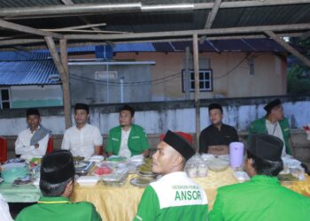 Foto : Pimpinan GP Ansor Boltara saat melaksanakan buka puasa bersama di Masjid Al-Ikhsan Desa Binjeita
