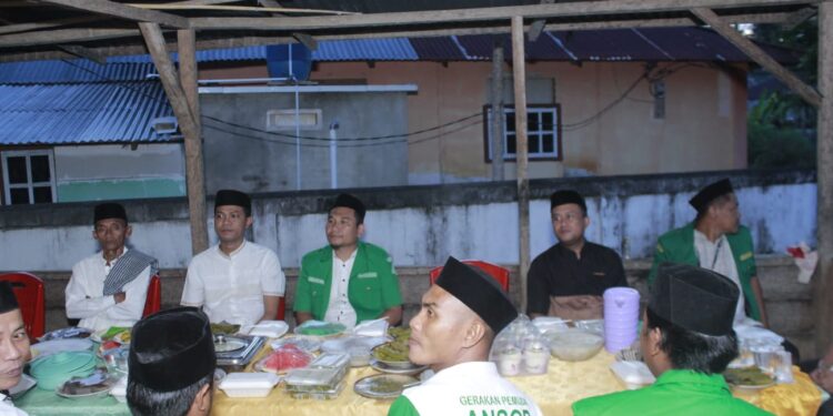Foto : Pimpinan GP Ansor Boltara saat melaksanakan buka puasa bersama di Masjid Al-Ikhsan Desa Binjeita