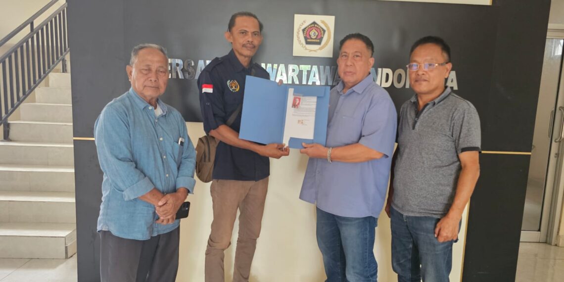 Foto : Satrin Lasama saat menyerahkan berkas pencalonan kepada Panitia Konferensi Daerah PWI Sulut