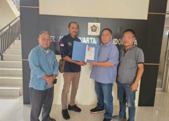 Foto : Satrin Lasama saat menyerahkan berkas pencalonan kepada Panitia Konferensi Daerah PWI Sulut