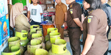 Foto : Tim Gabungan Pemda Boltara yang dipimpin Sekda Jusnan C Mokoginta, saat melakukan sidak Gas LPG 3 Kg
