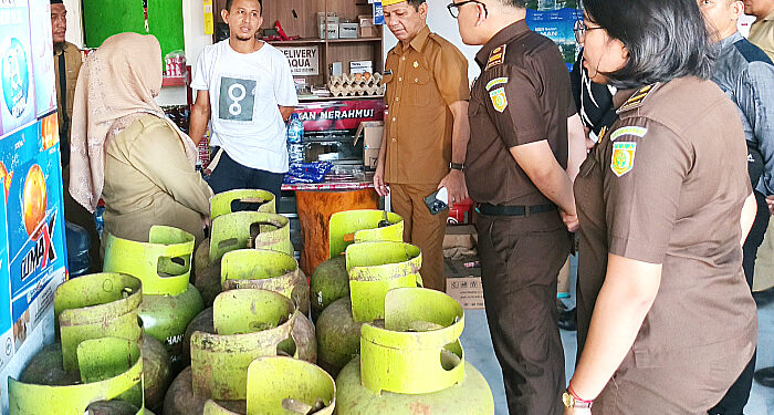 Foto : Tim Gabungan Pemda Boltara yang dipimpin Sekda Jusnan C Mokoginta, saat melakukan sidak Gas LPG 3 Kg