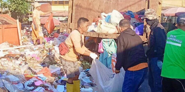 Turunkan Ratusan Petugas Kebersihan, DLH Kotamobagu Atasi Tumpukan Sampah di Pasar 23 Maret