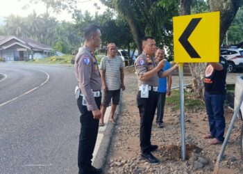 Minimalisir Angka Kecelakaan, Satlantas Polres Kotamobagu Pasang Rambu Lalulintas di Sejumlah Titik Rawan Kecelakaan