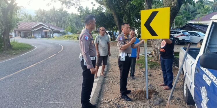 Minimalisir Angka Kecelakaan, Satlantas Polres Kotamobagu Pasang Rambu Lalulintas di Sejumlah Titik Rawan Kecelakaan