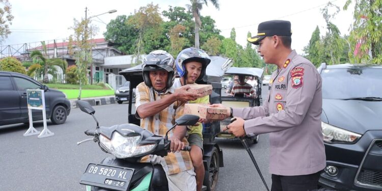Maknai Ramadan, Polres Kotamobagu Bagi Takjil Jelang Buka Puasa