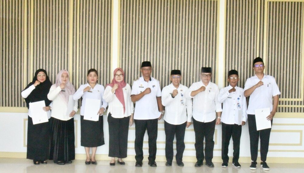 Tunjuk Lima ASN, Bupati Boltim Serahkan Surat Perintah Plt Pada Sejumlah Jabatan