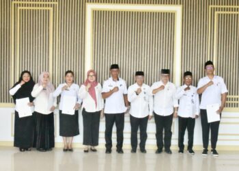 Tunjuk Lima ASN, Bupati Boltim Serahkan Surat Perintah Plt Pada Sejumlah Jabatan