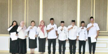 Tunjuk Lima ASN, Bupati Boltim Serahkan Surat Perintah Plt Pada Sejumlah Jabatan