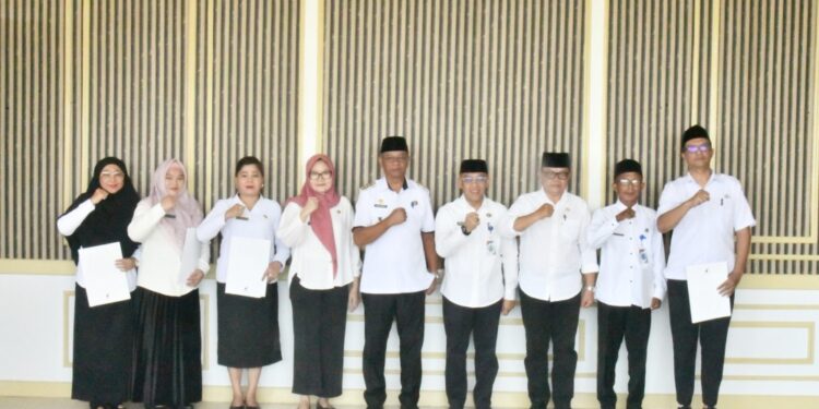 Tunjuk Lima ASN, Bupati Boltim Serahkan Surat Perintah Plt Pada Sejumlah Jabatan