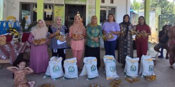 75 Keluarga di Desa Pontodon Timur Terima Bantuan Pangan Beras dan Minyak Goreng