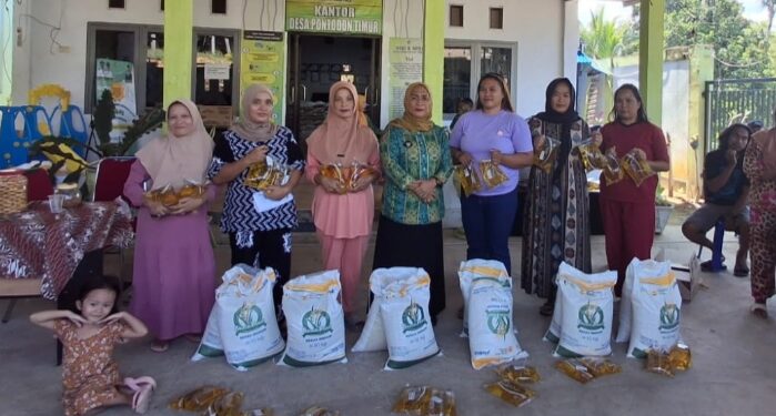 75 Keluarga di Desa Pontodon Timur Terima Bantuan Pangan Beras dan Minyak Goreng